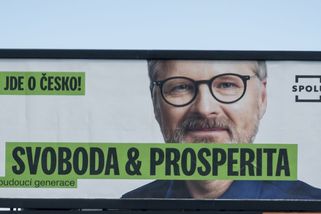 Plakát s premiérem Fialou visel v Praze na nelegálním billboardu, potvrdilo ministerstvo dopravy - Novinky